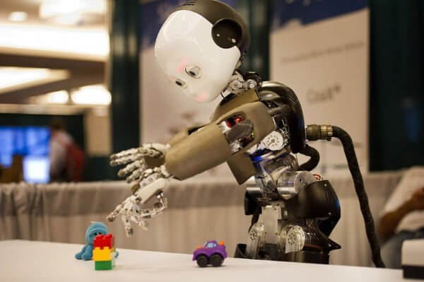 Bir odam uyiga yolg‘on gapirsa, uradigan robot olib kelibdi. O‘sha kuni o‘g‘li kech kelibdi, otasi